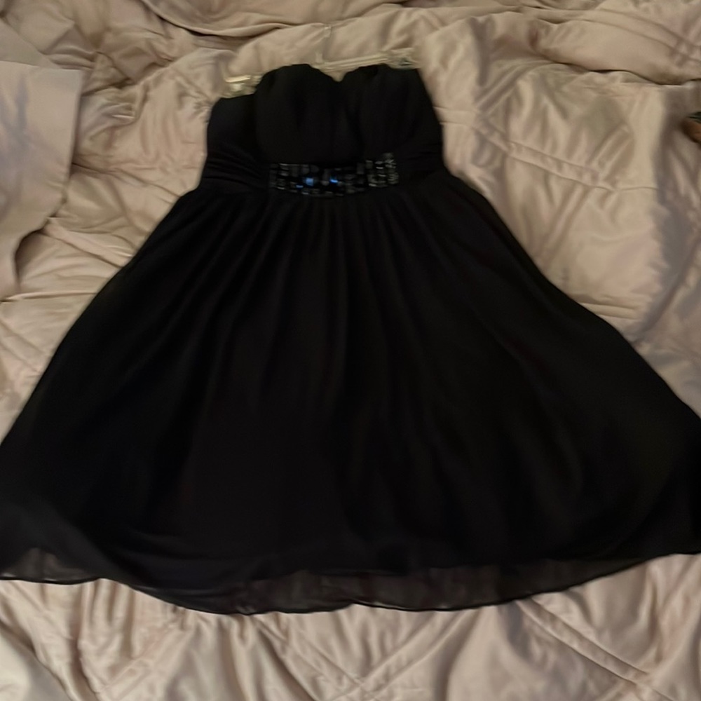 LBD. GREAT-DRESS BEADED SLEEVELESS TOP FORMSTOFIT BOOB SIZES HAS GREAT MATERIAL